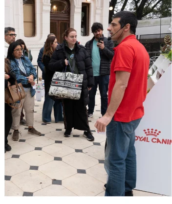Visitantes aprendiendo sobre plantas en Cat House.